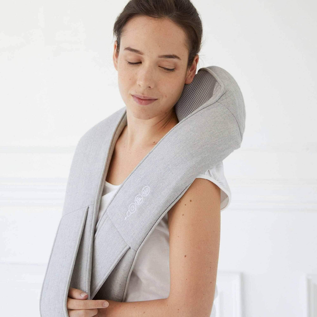 Quzy Cordless Heated Massager in use on shoulder