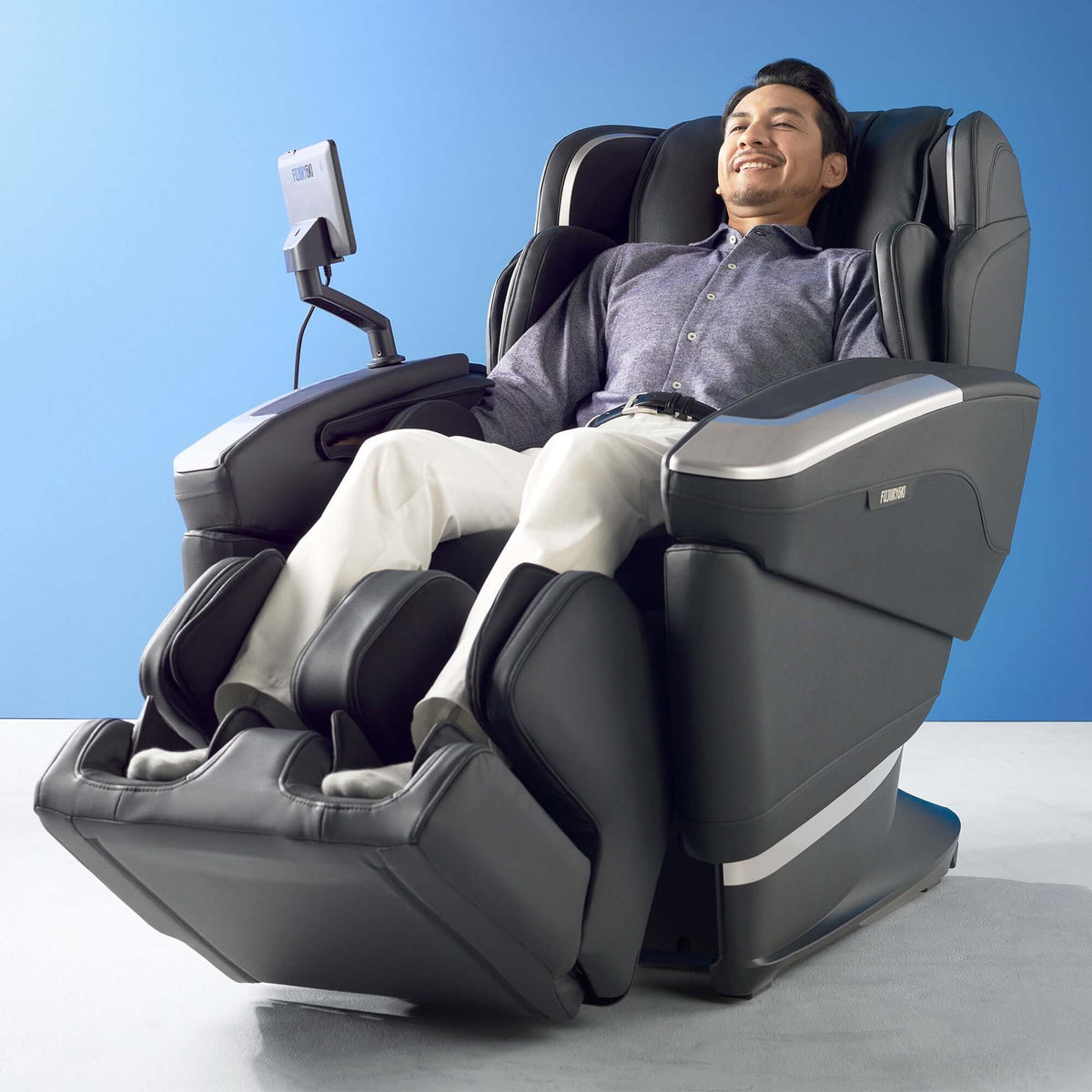 Cyber Relax Ai Executive JP-4100 in-use with reclining position